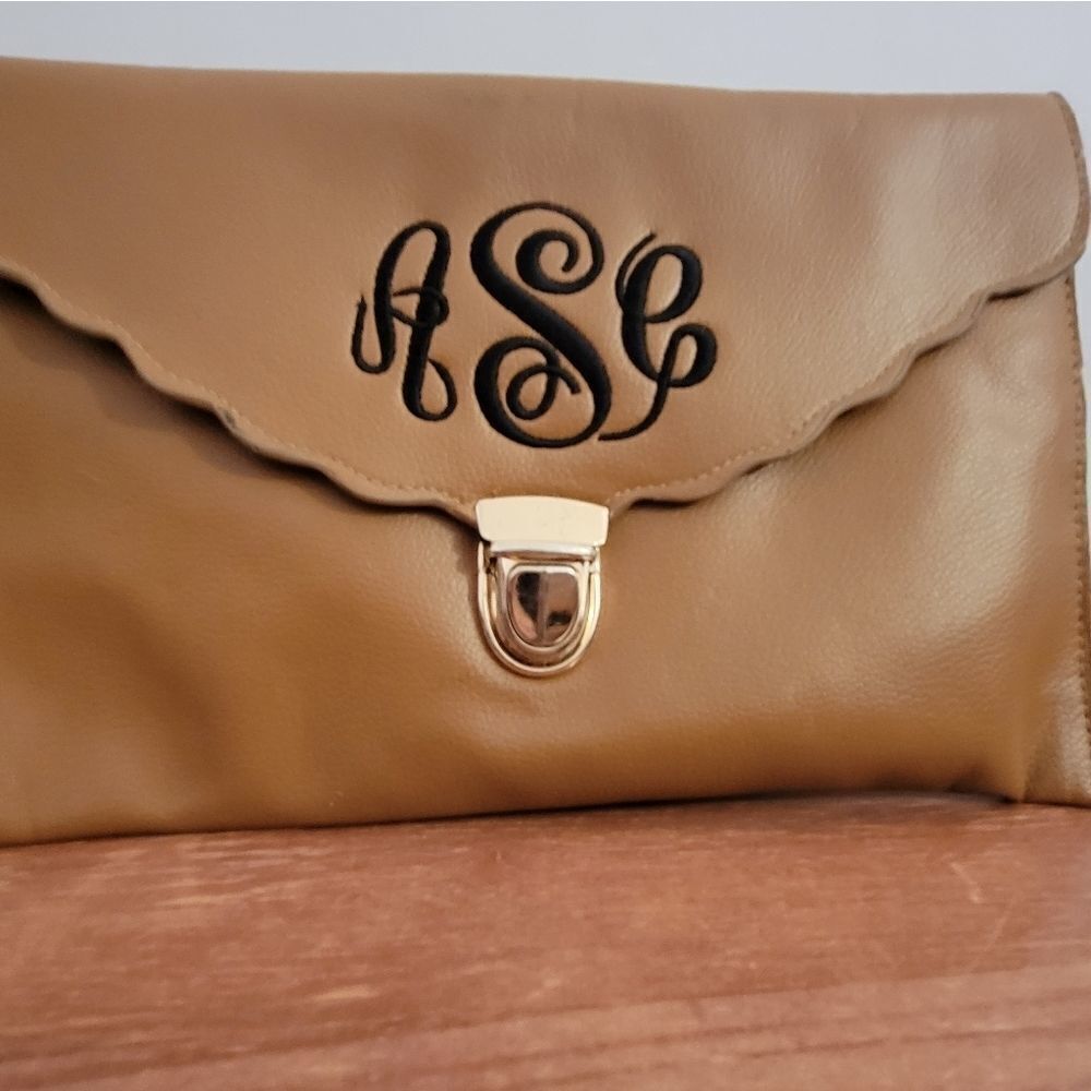 MONOGRAMMED CROSSBODY CLUTCH (ARL INITIALS) - Picture 4 of 16
